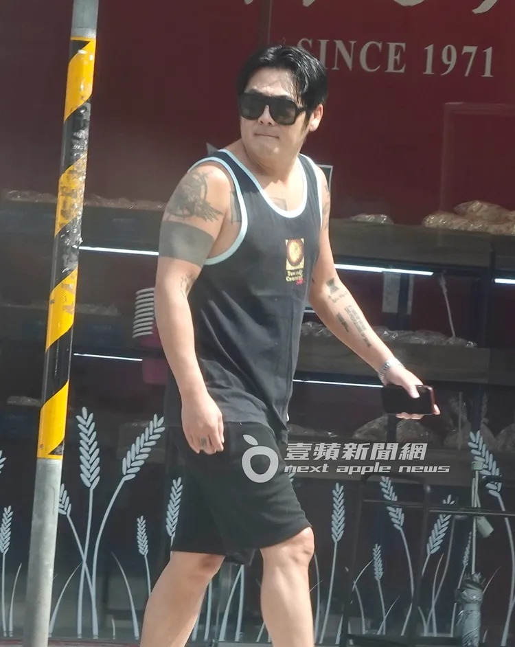 曹格戴著墨鏡遮陽。特勤中心攝