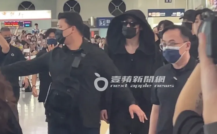 金地雄戴墨鏡、口罩、帽子包緊緊。陳薇安攝