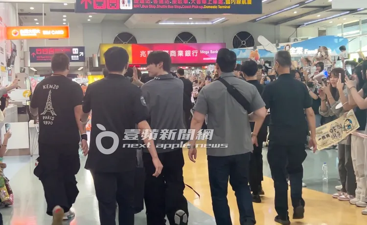 成韓彬揮手送飛吻。陳薇安攝