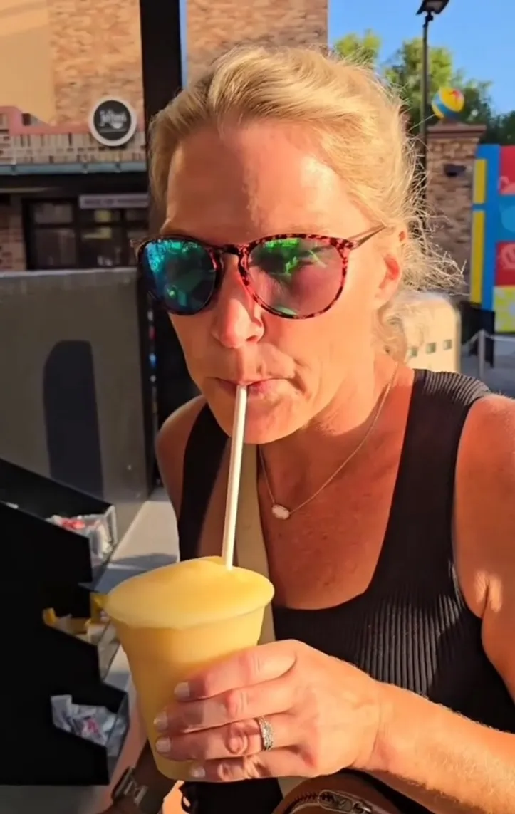 太太享用園內昂貴的飲料。翻攝自TikTok