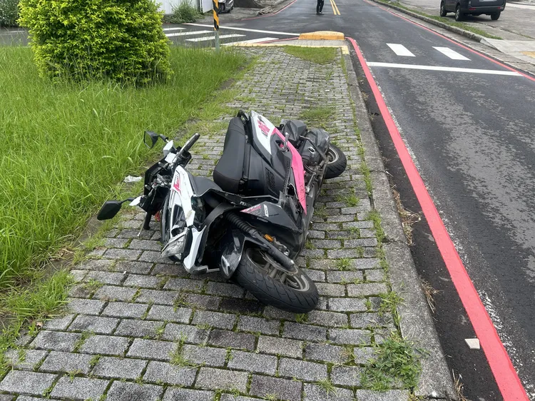 騎士人車倒地受傷送醫。中壢警分局提供