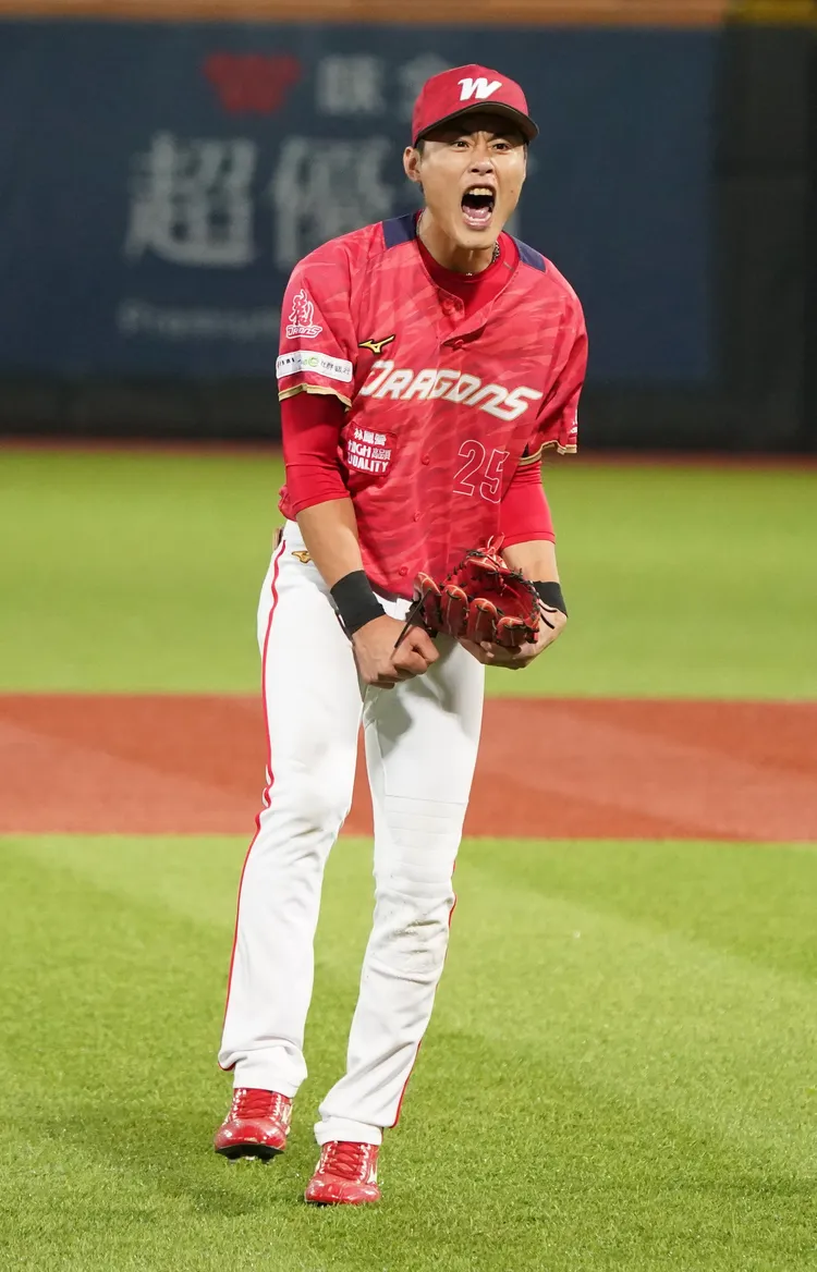 張政禹昨與隊友王順和開車經過青埔球場旁，右轉時擦撞同向機車導致騎士骨裂。資料畫面