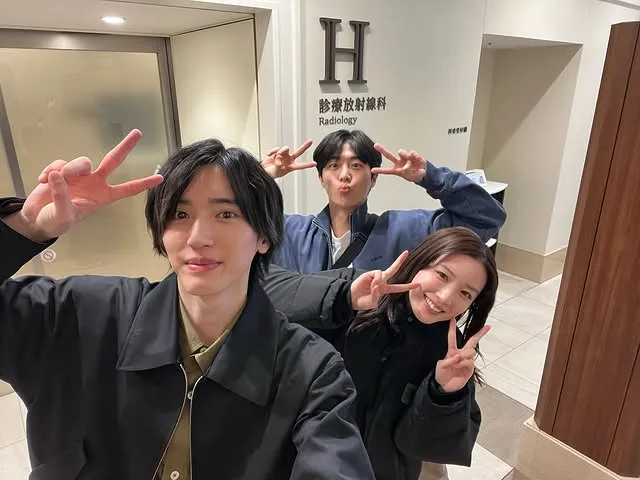 道枝駿佑（前至後）、永野芽郁、金武俊合作《新聞主播》。翻攝新聞主播IG