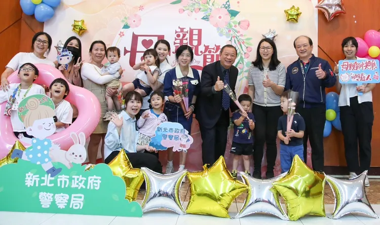 新北市警察局長廖訓誠與母親同仁們及眷屬合影。警方提供