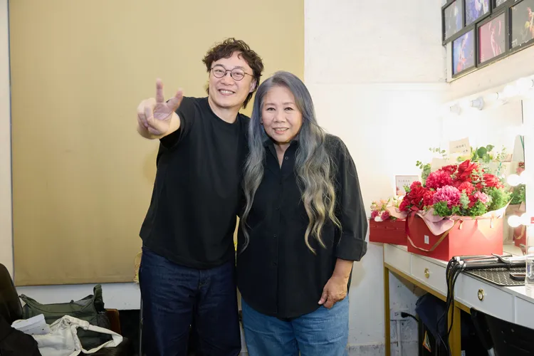 陳奕迅（左）到場朝聖陳小霞專場演出。圖／華研國際提供