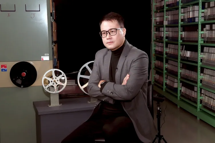 陳信聰《我想問的是…》和網民論時事。華視提供