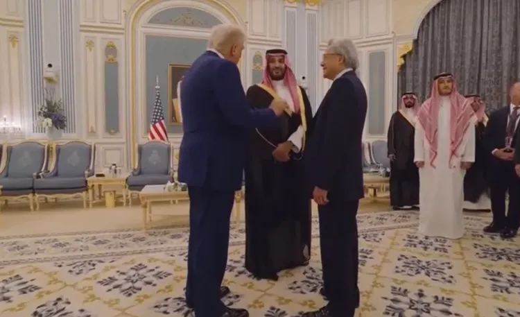美國總統川普（左起）日前出訪中東，向沙烏地阿拉伯王儲介紹輝達執行長黃仁勳。翻攝X@saudimediacent