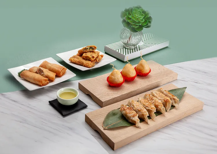 「三絲炸春捲」（左上，180元），外酥內嫩，口感分明。「鮮蝦腐皮捲」（右上，195元），酥香金黃、蝦香四溢。「葫蘆鹹水餃」（中，210元），造型似福氣小葫蘆，內餡融合豬絞肉、香菇、蘿蔔乾與蝦米，鹹香脆口、層次豐富。「雞汁煎鍋貼」（下，240元），底部香脆、肉餡飽滿多汁。台北凱撒大飯店提供