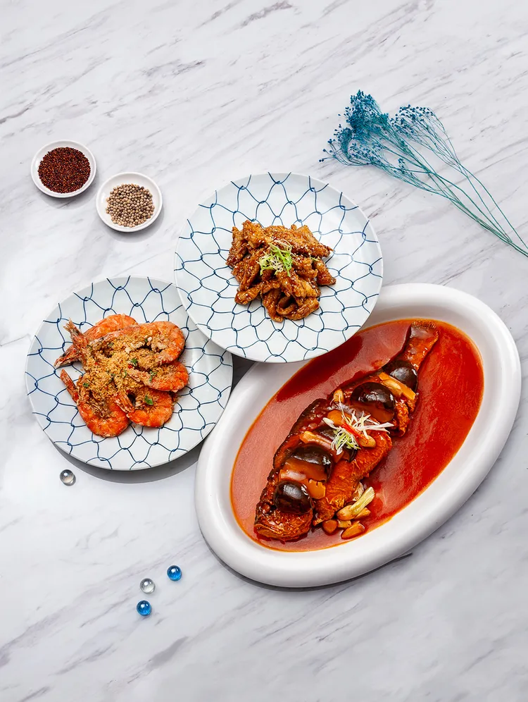 「避風塘軟殼蝦」（左，660元），酥脆中透出蒜香辛香，風味濃烈。「蜜汁中卷」（中，480元），外酥內彈，鹹甜醬汁包裹海味本身，鮮香可口。「潮汕蒜子燒黃魚」（右，1800元），選用香煎黃魚佐大量蒜子紅燒，鮮嫩魚肉與濃郁醬香，重現南方家常的溫暖記憶。台北凱撒大飯店提供