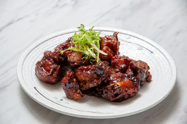 新菜單中人氣話題料理「古坑咖啡排骨」（480元），選用雲林古坑冰滴咖啡，與特調醬料快火翻炒，焦糖香與微苦甘甜交織，創意十足。台北凱撒大飯店提供