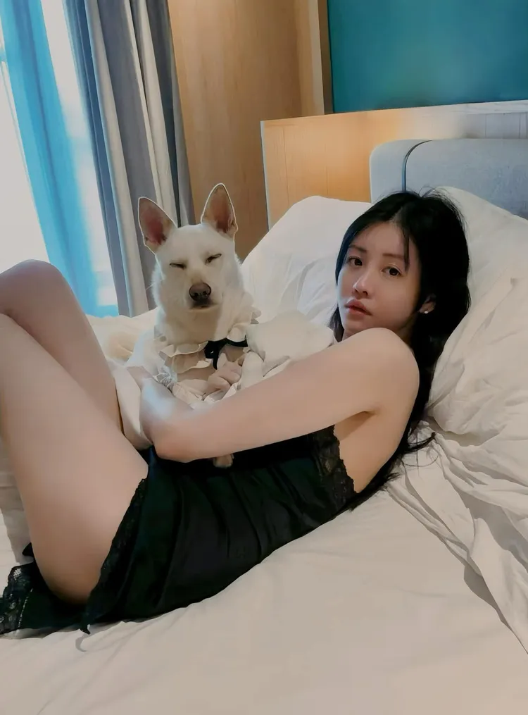 陳乃榮與老婆賴琳恩將認養的毛孩當女兒養。圖／摘自臉書