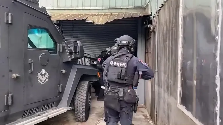 輪式裝甲車撞破鐵門，特勤警力一擁而上逮人。民眾提供
