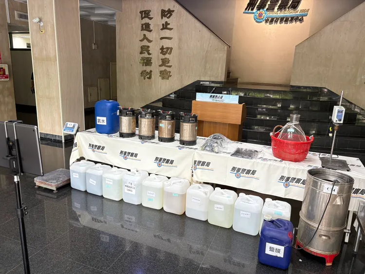 警方起出大批製毒工具及原料。民眾提供