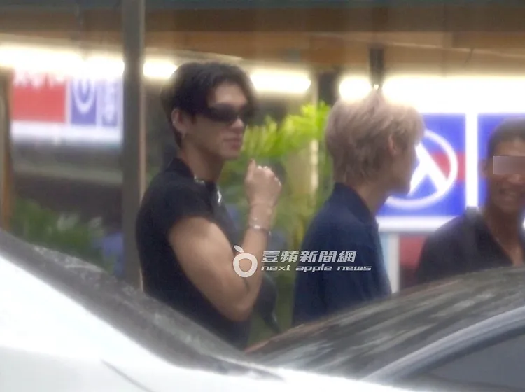 凱爾（左）開特斯拉載著炎亞綸在台北市市區晃了晃幾圈。特勤中心攝