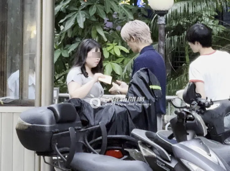 炎亞綸（中）收下粉絲特別準備的卡片。特勤中心攝