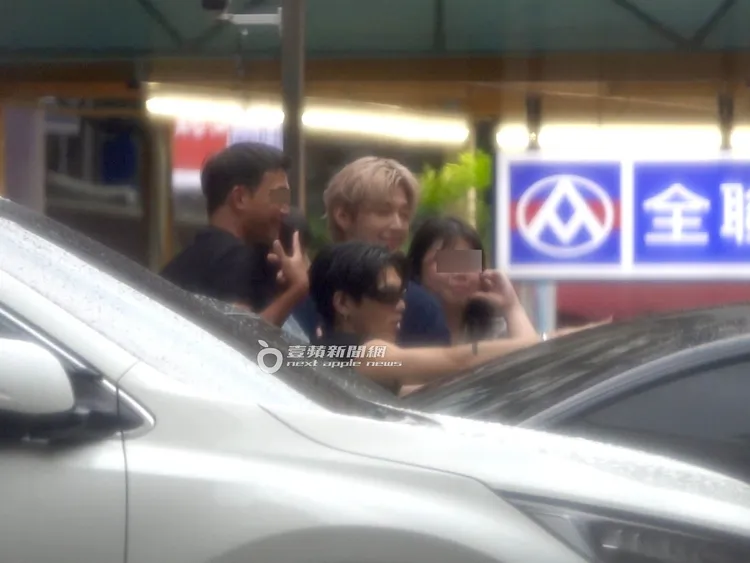 炎亞綸（中）趁雨停與粉絲合照，現場氣氛歡樂。特勤中心攝