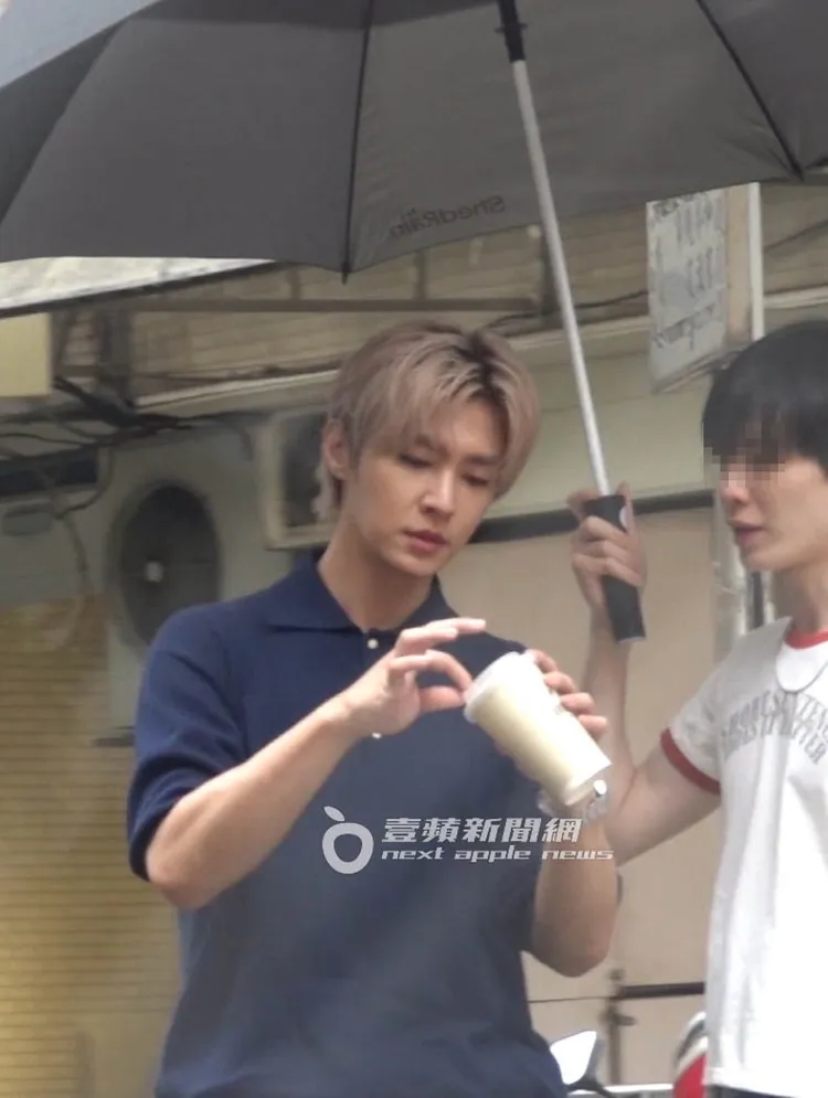 炎亞綸好奇伸手摳了摳杯口。特勤中心攝