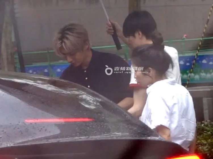 在助理及工作人員的陪同下，炎亞綸（左）獨自坐上一台黑色特斯拉離開。特勤中心攝