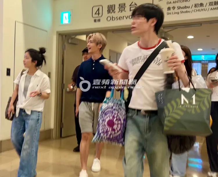 結束活動後，炎亞綸（中）由助理帶領在台北101走動尋找保母車。特勤中心攝