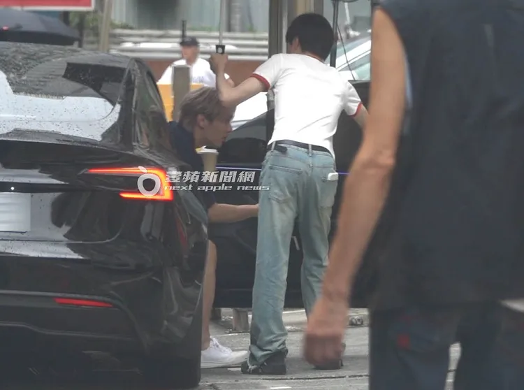 經過一番繞路後，炎亞綸抵達南京東路巷弄，助理已經撐著傘提早在外等候。特勤中心攝