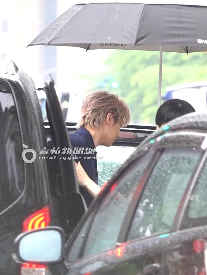 繞台北101一圈後，保母車至附近路邊停下，助理趕緊打傘送炎亞綸下車。特勤中心攝