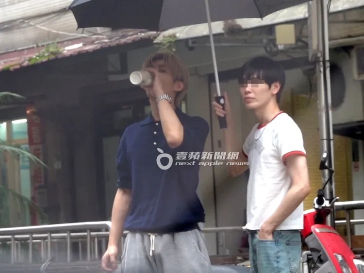 下午4點多，炎亞綸（左）身穿深藍色長袖POLO衫，把袖子捲起、下襬收進灰色短棉褲裡，重要部位凸出引人側目。特勤中心攝