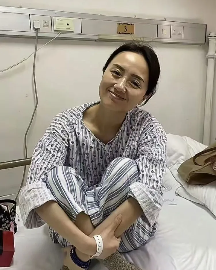 朱媛媛在病榻露出開朗笑容。翻攝微博