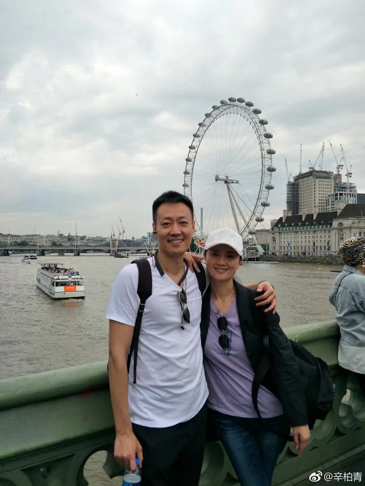 朱媛媛（右）和辛柏青從大學開始相戀，婚後育有1女。翻攝辛柏青微博