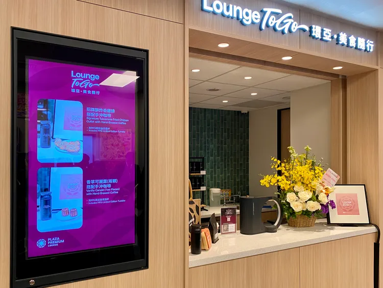 「環亞美食隨行Lounge To Go」首創機場貴賓室外帶服務，可外帶現做的酥炸無骨香雞排等美食上飛機。莊偉祺攝