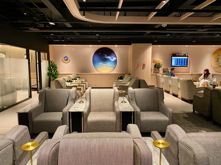 松機環亞貴賓室特別規劃將餐檯與座位隔開等設計。莊偉祺攝