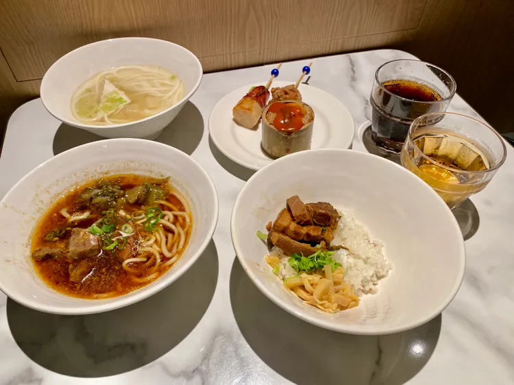 松機環亞貴賓室提供沙茶牛肉麵、客家風味的梅干扣肉飯等主食。莊偉祺攝