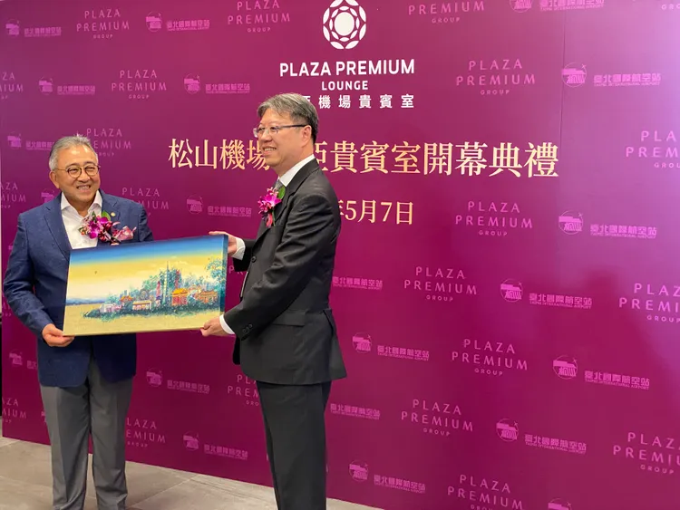 環亞集團創辦人暨行政總裁宋海西（左）、交通部民航局台北國際航空站主任鄭堅中（右）。莊偉祺攝