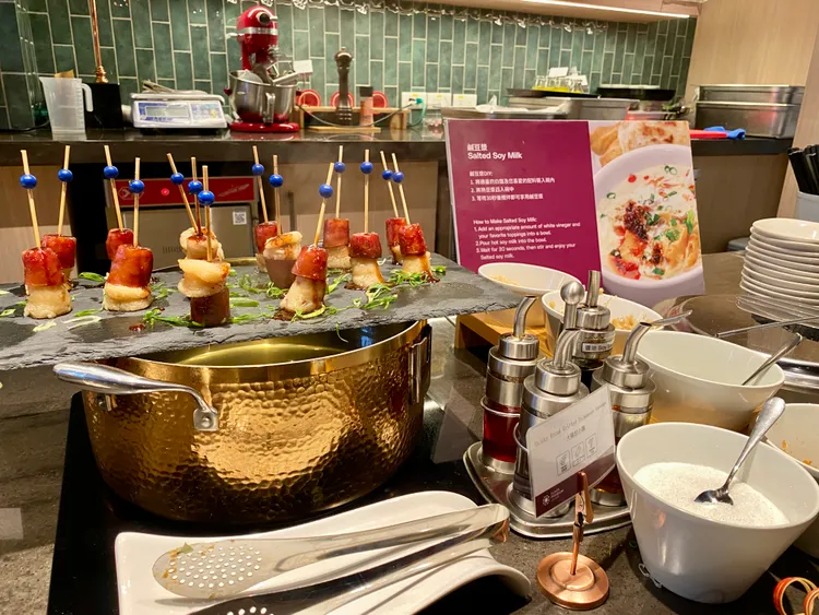 餐檯美食主打台灣味，包含迷你版大腸包小腸、鹹豆漿等。莊偉祺攝