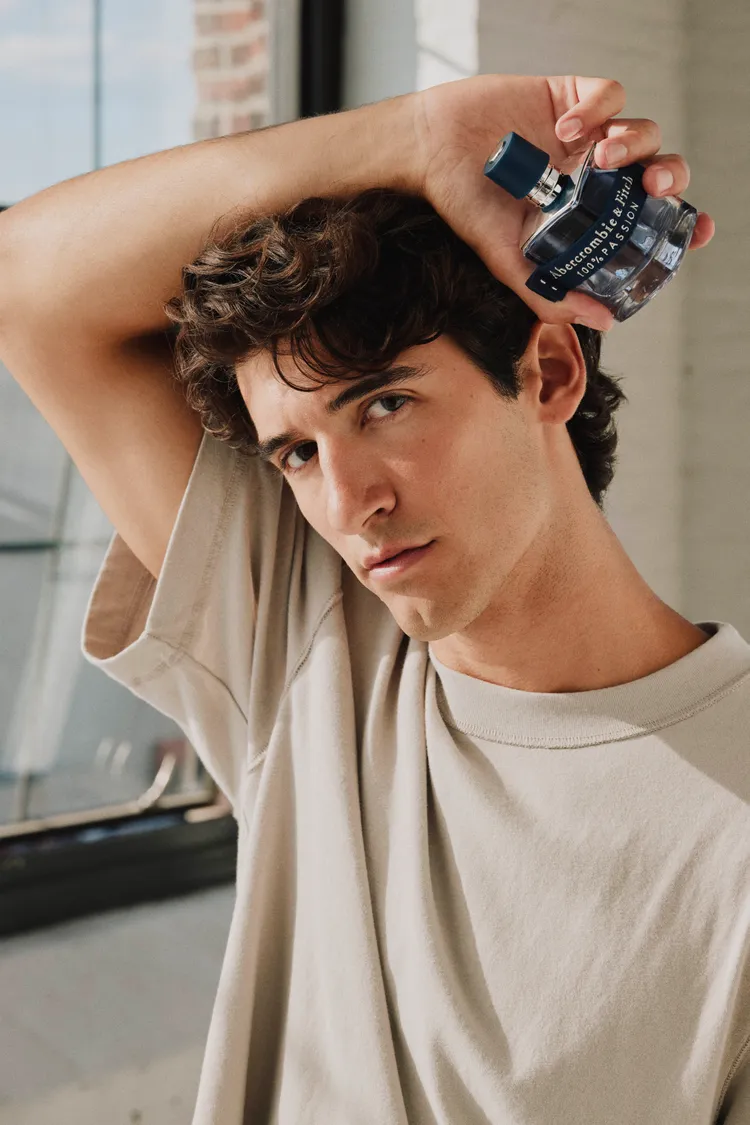 Abercrombie & Fitch 100% PASSION男性淡香水，30ml／1800元、50ml／2100元、100ml／3000元。品牌提供