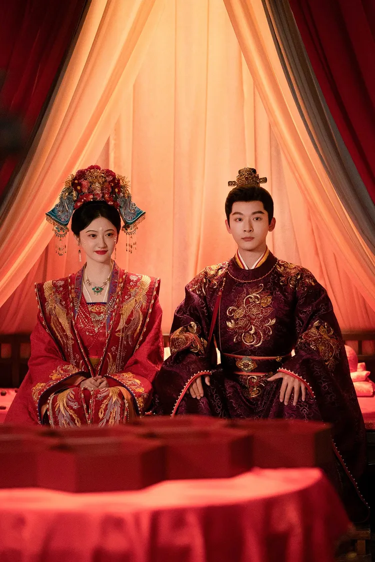 張晚意（右）和景甜（左）劇中大婚。愛爾達提供