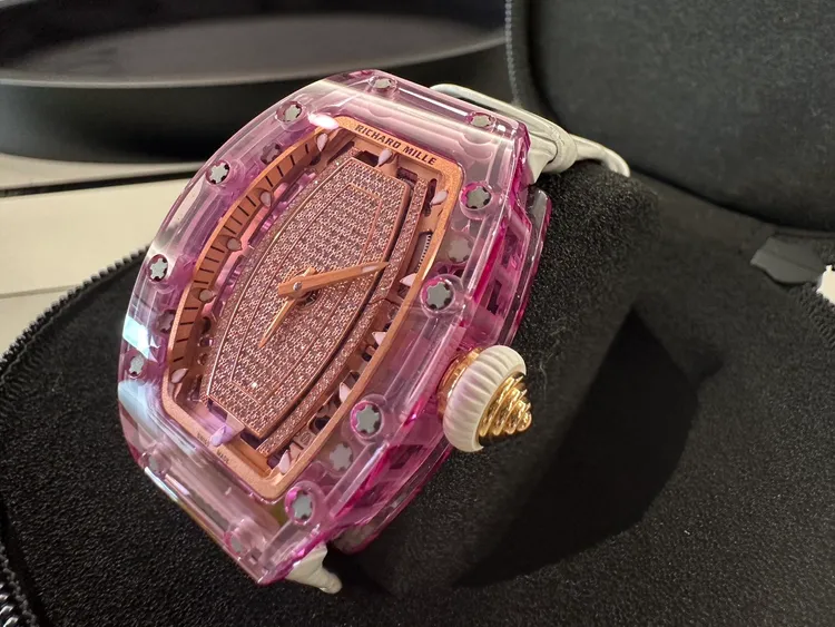 台美合作破獲跨國詐騙集團，台中地檢署查扣市價逾3千萬元的Richard Mille名表。中檢提供