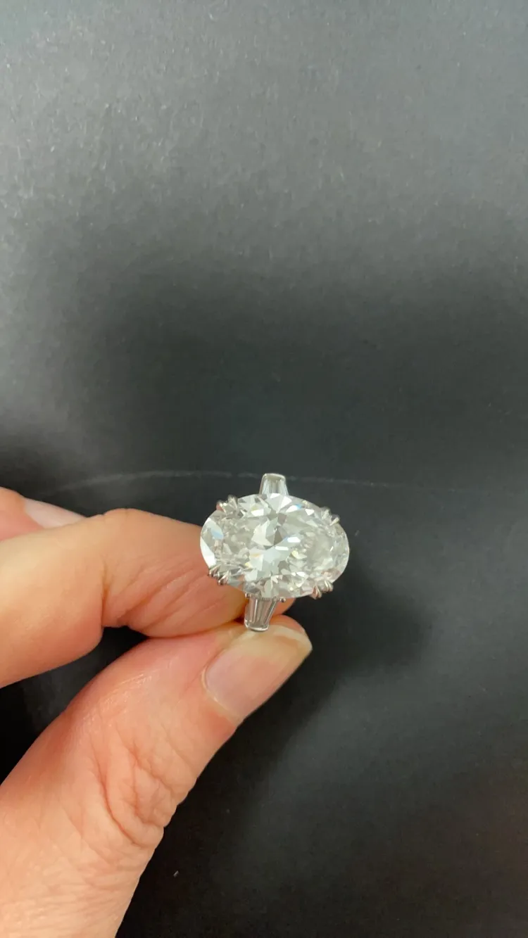 檢方查扣的8克拉鑽戒。民眾提供