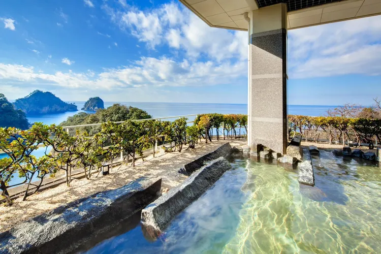 長汎假期旅展期間將推出「百選新銀水伊豆奢華列車5日」，可搭入住百選旅館「堂島新銀水」。長榮航空提供