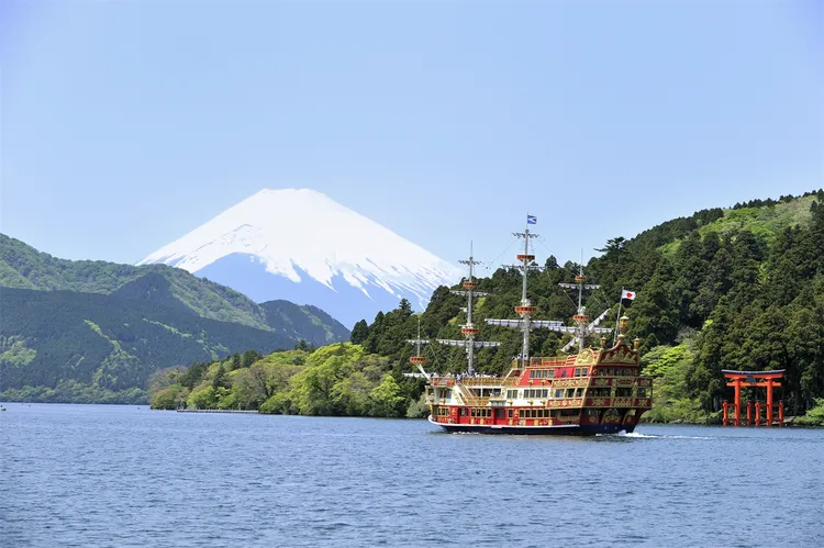 「促銷東京富士山伴自助溫泉5日」可搭乘人氣箱根海盜船遊蘆之湖。易飛網提供