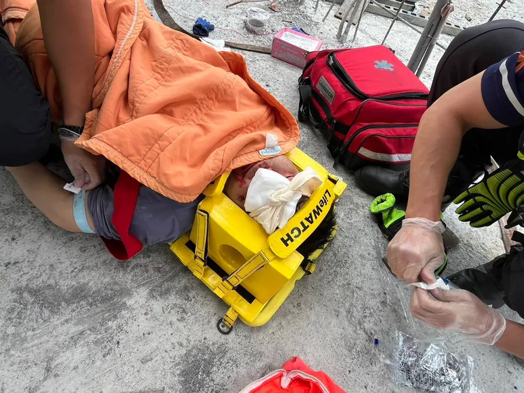 被鋼筋插眼的林姓工人意識模糊送醫搶救。民眾提供