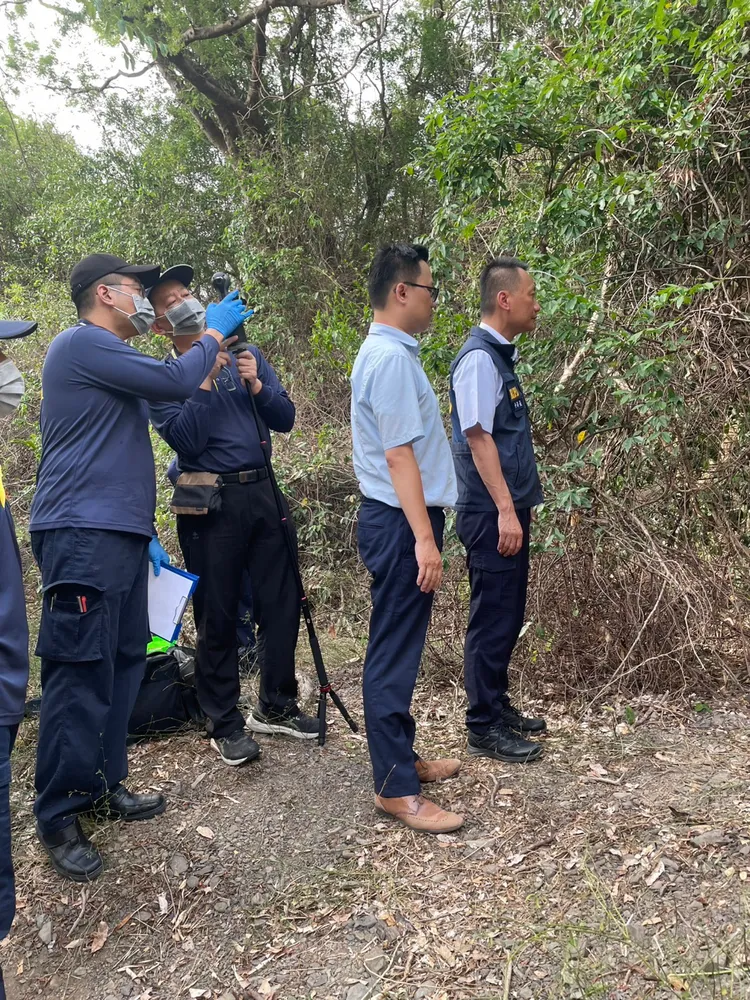 橋檢施家榮主任檢察官、鳳山分局長林俊賢到棄屍現場察看。翻攝畫面