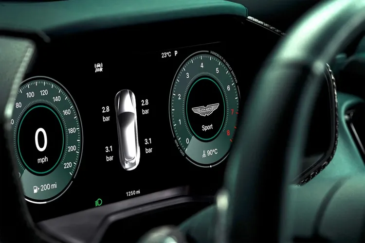 駕駛者能在操作Apple音樂、導航或天氣資訊時，同步顯示車速、轉速、胎壓等車輛資訊。原廠照片