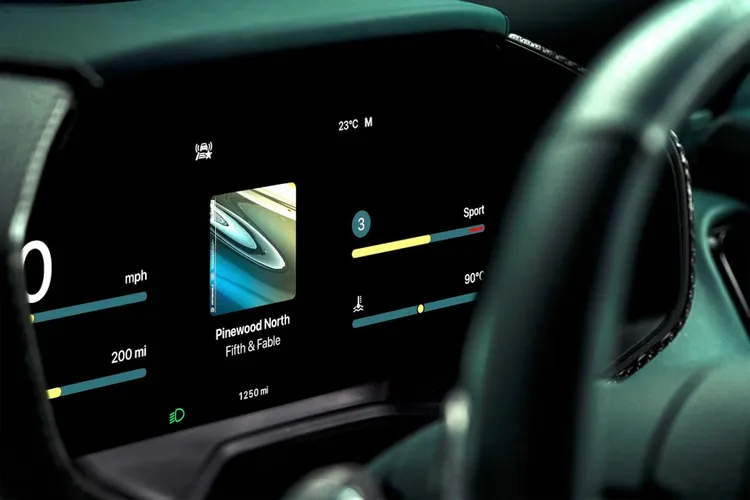 CarPlay Ultra適用於搭載iOS 18.5以上的iPhone 12（含）以後機種。原廠照片