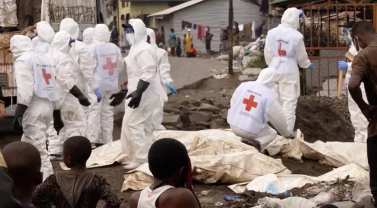 照片其實是剛果叛軍屠殺後的景象。路透