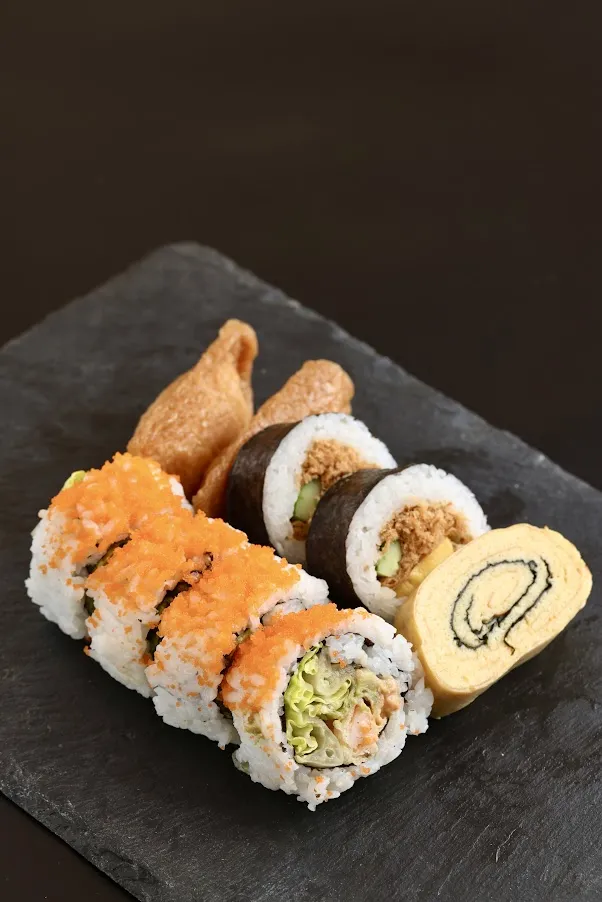 好市多單人份綜合壽司每盒售價129元。好市多提供