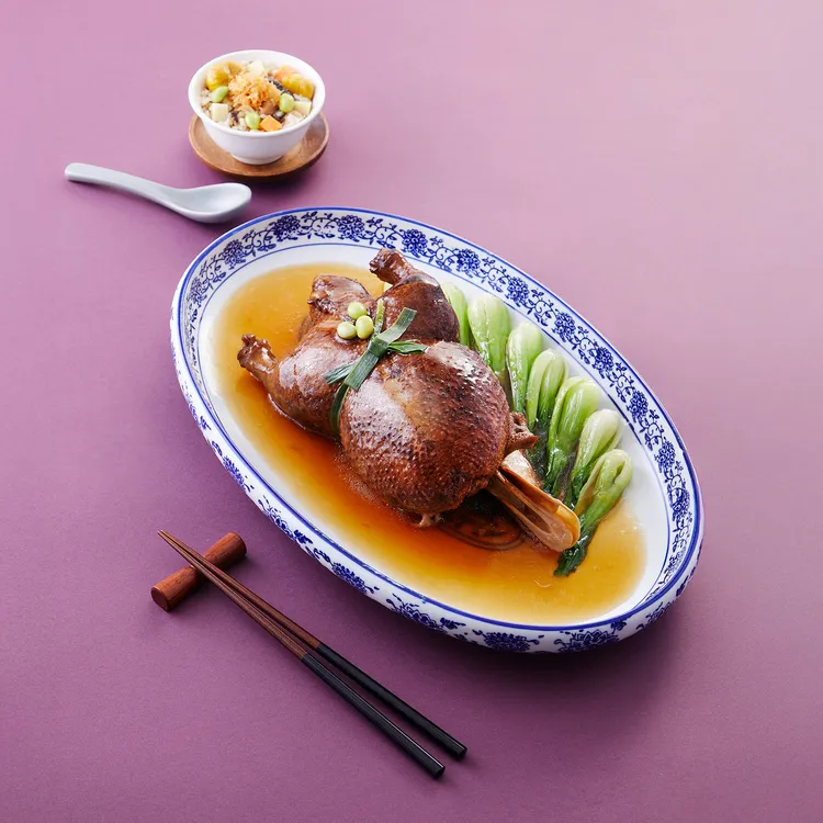 為暖身五月新菜單，醉月樓即日起至5/4推出社群活動，只要完成指定任務，即有機會抽得料理「八寶葫蘆鴨」四人同行免費品嘗，共抽出三組。業者提供