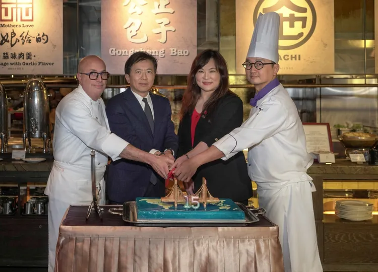 君品酒店15週年生日蛋糕儀式，左起為義大利主廚Rosario Pennisi、雲朗觀光集團盛治仁總經理、君品酒店游梓雯總經理及西餐行政主廚王輔立。業者提供