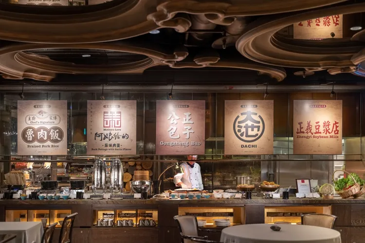 君品酒店自助式早餐提供花蓮公正包子、正義豆漿、阿娘給蒜味肉羹等經典台式早餐。業者提供