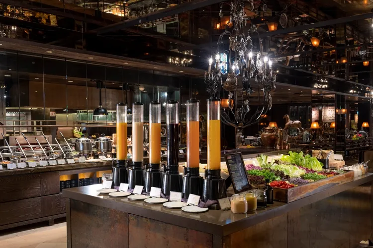 君品酒店重新定位為都會度假酒店，成為大台北地區首家將早餐供應時段延長至中午12點的五星級酒店。業者提供