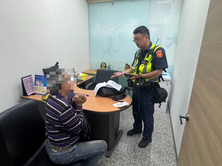 警方向張男說明詐騙手法。民眾提供